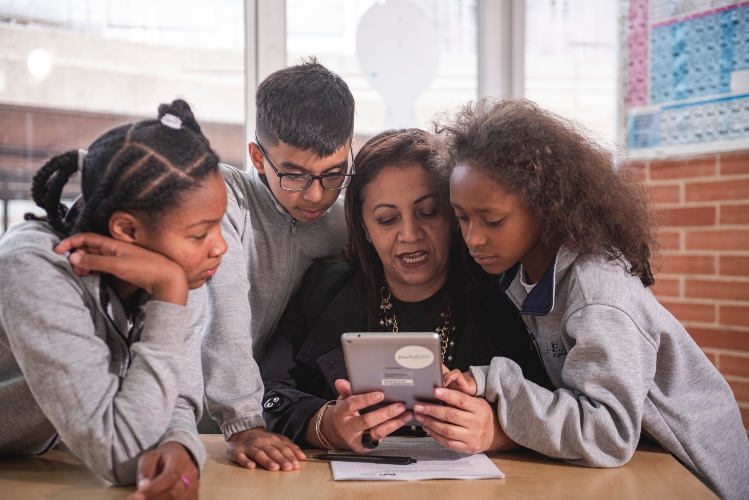 Más de 10,000 maestros ya han sido entrenados en AI: el gran desafío educativo en Colombia
 – Ojo critico