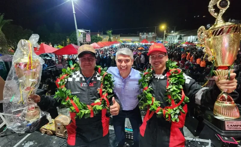 Padre e hijo, fueron los campeones de la competencia nacional de Tractomulas National en el orden inverso, que llamó a las 154 mejores pinturas de pared en el país en Samacá en Boyacá

 – Ojo critico