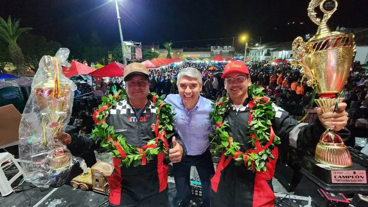 Padre e hijo, fueron los campeones de la competencia nacional de Tractomulas National en el orden inverso, que llamó a las 154 mejores pinturas de pared en el país en Samacá en Boyacá
 – Ojo critico