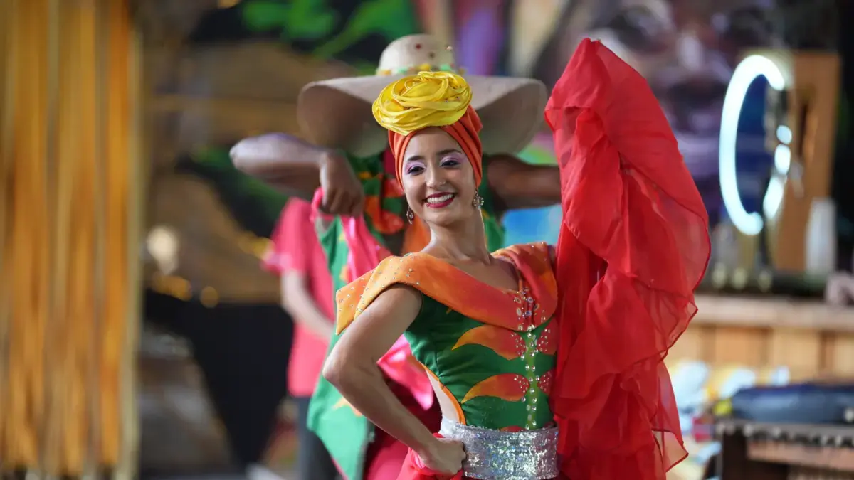 Presenta todo el espectáculo de baile de la costa y su programa Paseo de la Aurora

 – Ojo critico