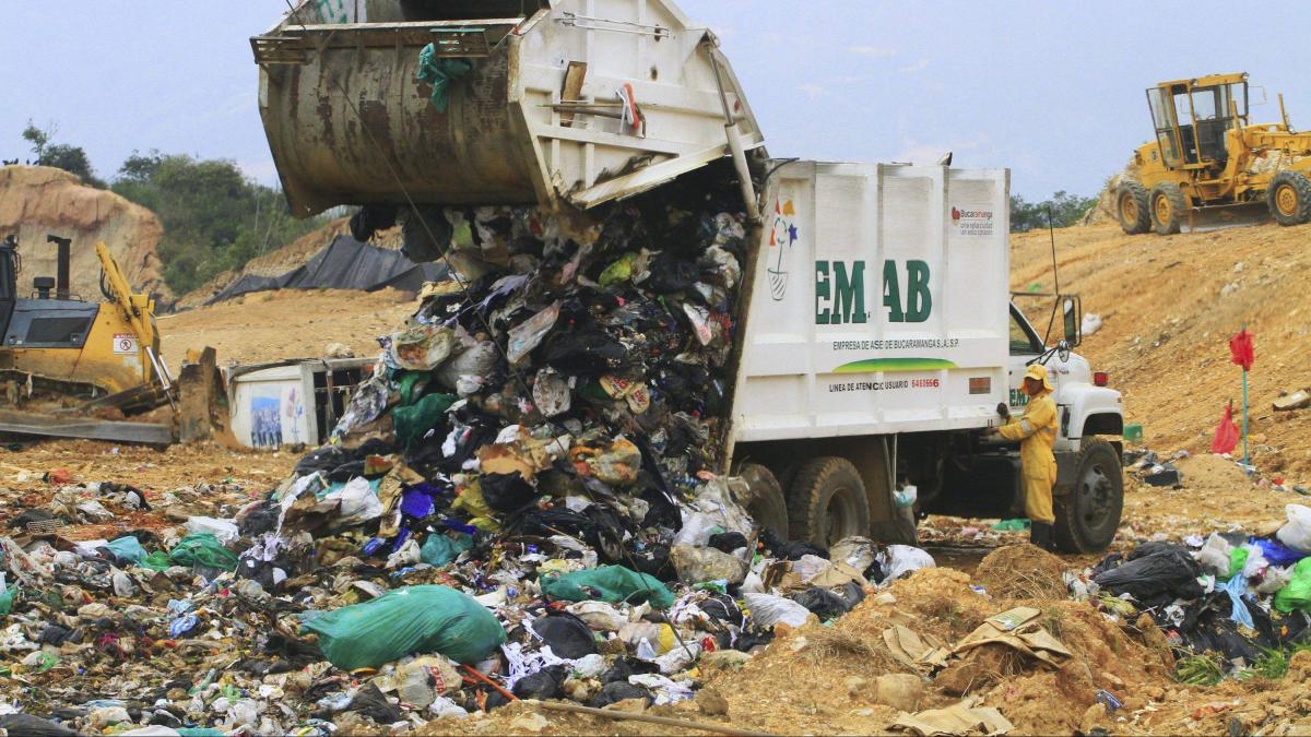 ¿Hay una crisis con el vertedero de El Carrasco nuevamente? 14 años ha cambiado a no cerrar este lugar, ahora hay más basura
 – Ojo critico