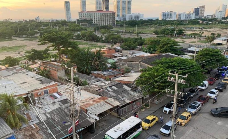 El Ayuntamiento de Cartagen comienza el desalojo de la invasión de talleres en Chambacú y recupera los bienes raíces en los que operará el complejo deportivo y cultural.

 – Ojo critico