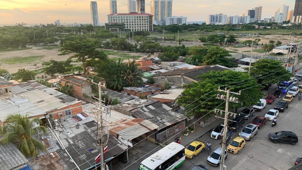 El Ayuntamiento de Cartagen comienza el desalojo de la invasión de talleres en Chambacú y recupera los bienes raíces en los que operará el complejo deportivo y cultural.
 – Ojo critico