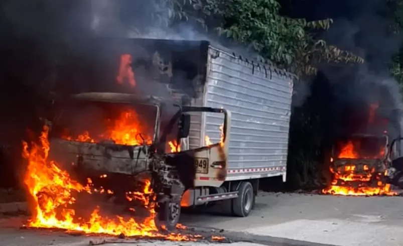 Los hombres armados queman varios vehículos de carga en la carretera Quibdó-Pereira

 – Ojo critico