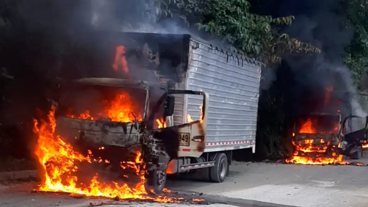 Los hombres armados queman varios vehículos de carga en la carretera Quibdó-Pereira
 – Ojo critico