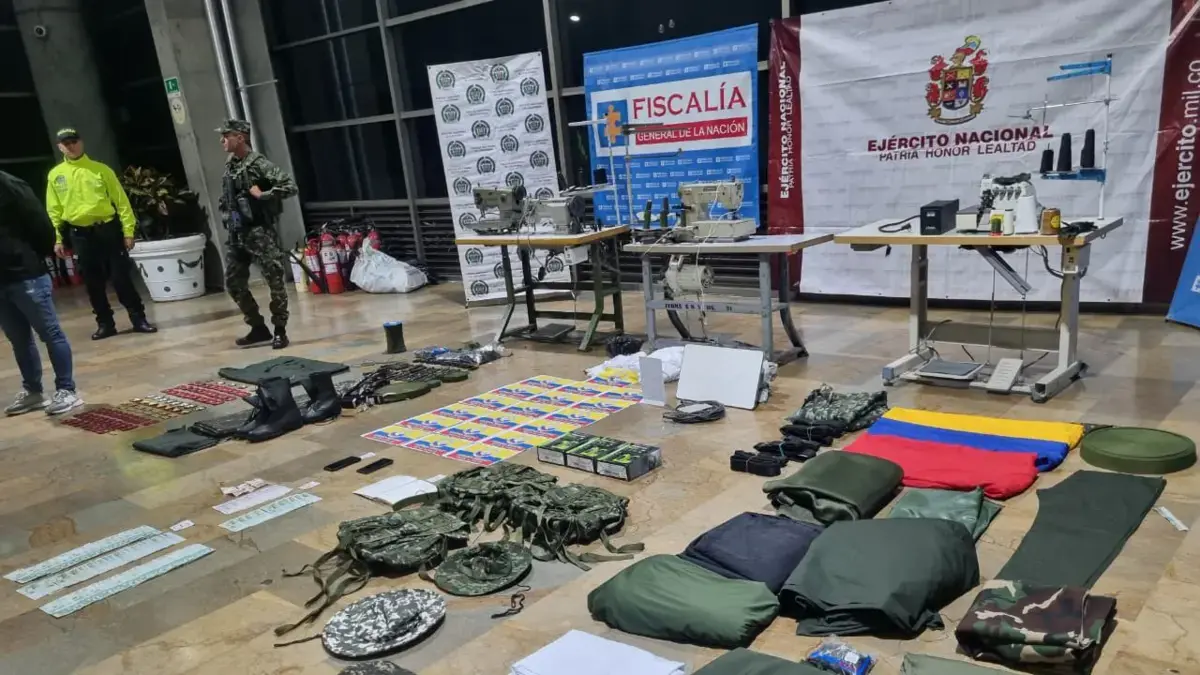 Después de los ataques en Medellín, las autoridades confirman el descubrimiento uniforme de la fábrica para los disidentes de FARC y capturando el apodo «tío» en acción

 – Ojo critico