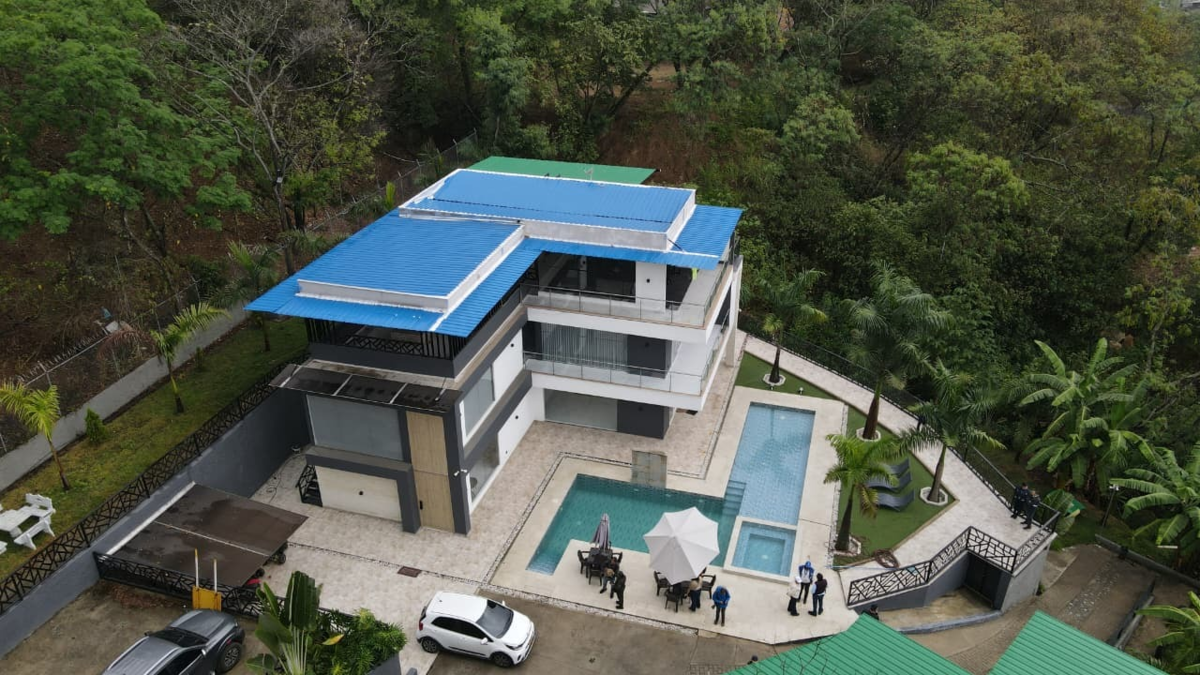 Esta es la oficina del alcalde para el futuro de la construcción con una piscina y un jacuzzi
 – Ojo critico