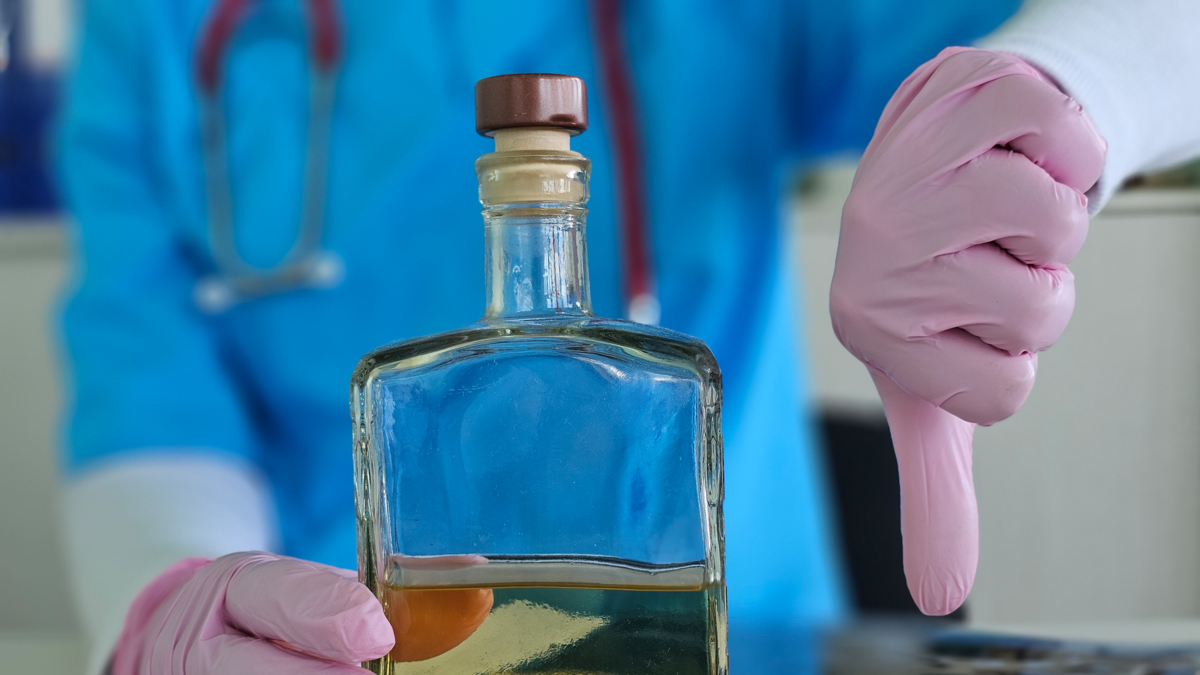 Las botellas de alcohol con las que nueve residentes de la calle fueron envenenados en Barranquilla se vendieron hasta $ 2,000; La policía reveló más detalles sobre el caso

 – Ojo critico