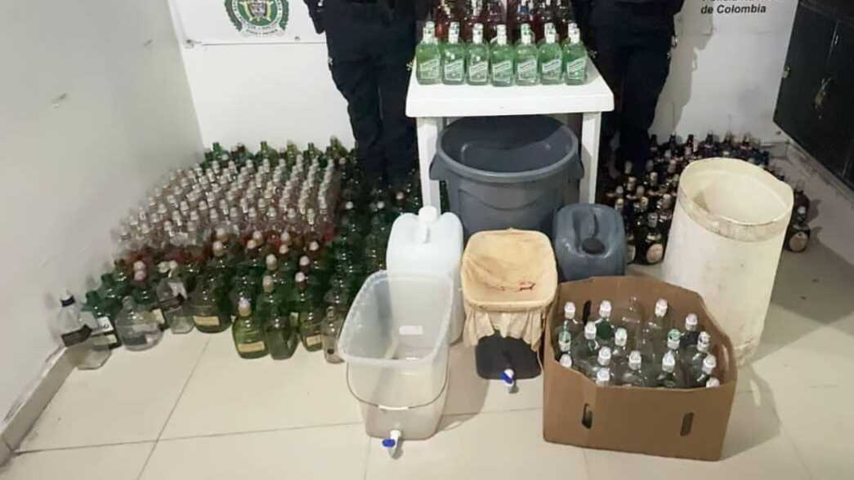 Sorprendieron mucho alcohol falsificado en la nieve: tenían un alambre y botellas hechas a mano listas para su distribución.
 – Ojo critico