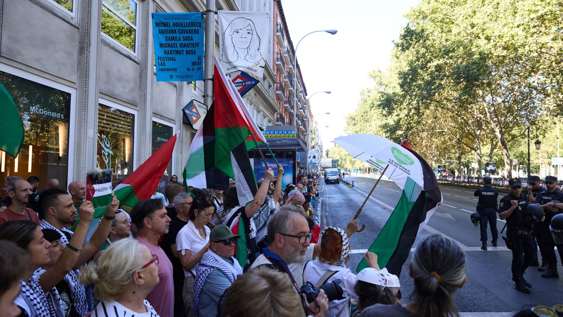 Las protestas en Madrid evitan la ceremonia de podio de la gira de España
 – Ojo critico