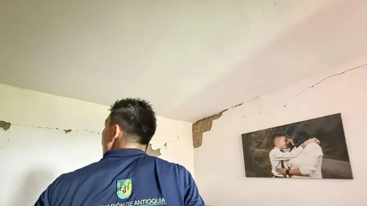 Las autoridades hacen una presencia en los municipios afectados por un terremoto
 – Ojo critico