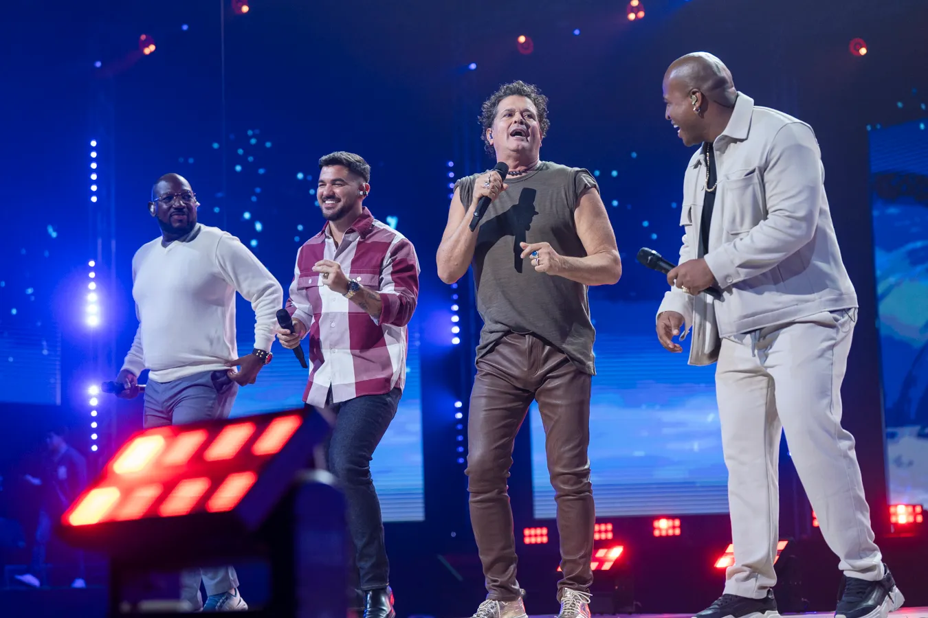 Carlos Vives y Grupo Nicho Dazzles en los 2025 Juvenos Awards

 – Ojo critico