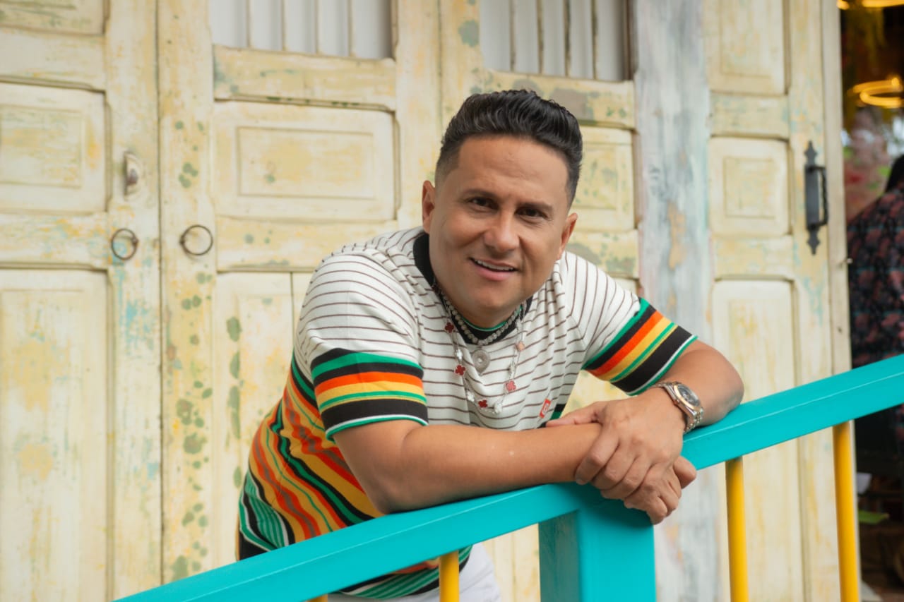 Osmar Pérez lo da la bienvenida a fin de año con su «Mix Natillero»
 – Ojo critico