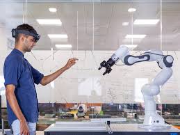 Robótica colaborativa (Cobots): robots que trabajan con personas en fábricas y servicios.
 – Ojo critico