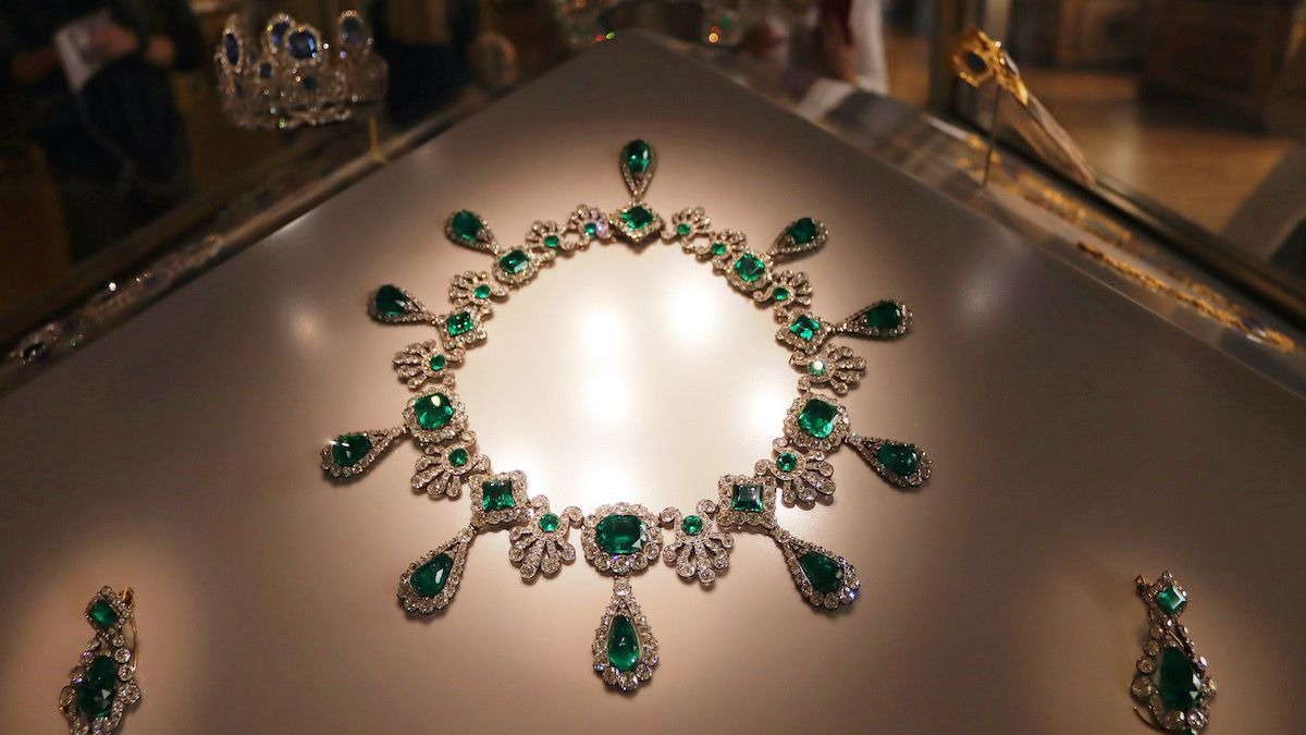 32 esmeraldas colombianas de Muzo, Boyacá, un collar icónico, fue una de tantas joyas robadas del Louvre en París: su historia
 – Ojo critico