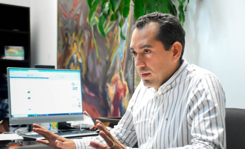 El rector Danilo Hernández ejecuta una votación, pero el día fue destruido por la violencia

 – Ojo critico