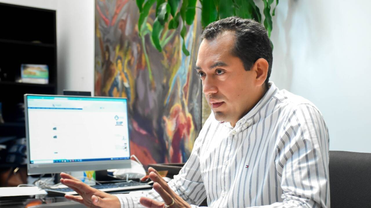 El rector Danilo Hernández ejecuta una votación, pero el día fue destruido por la violencia
 – Ojo critico
