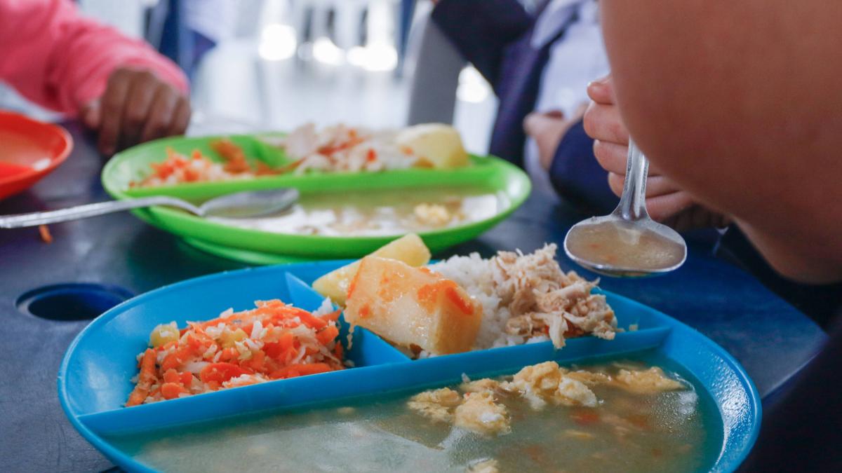 Más de 30 niños enfermaron después de almorzar.
 – Ojo critico