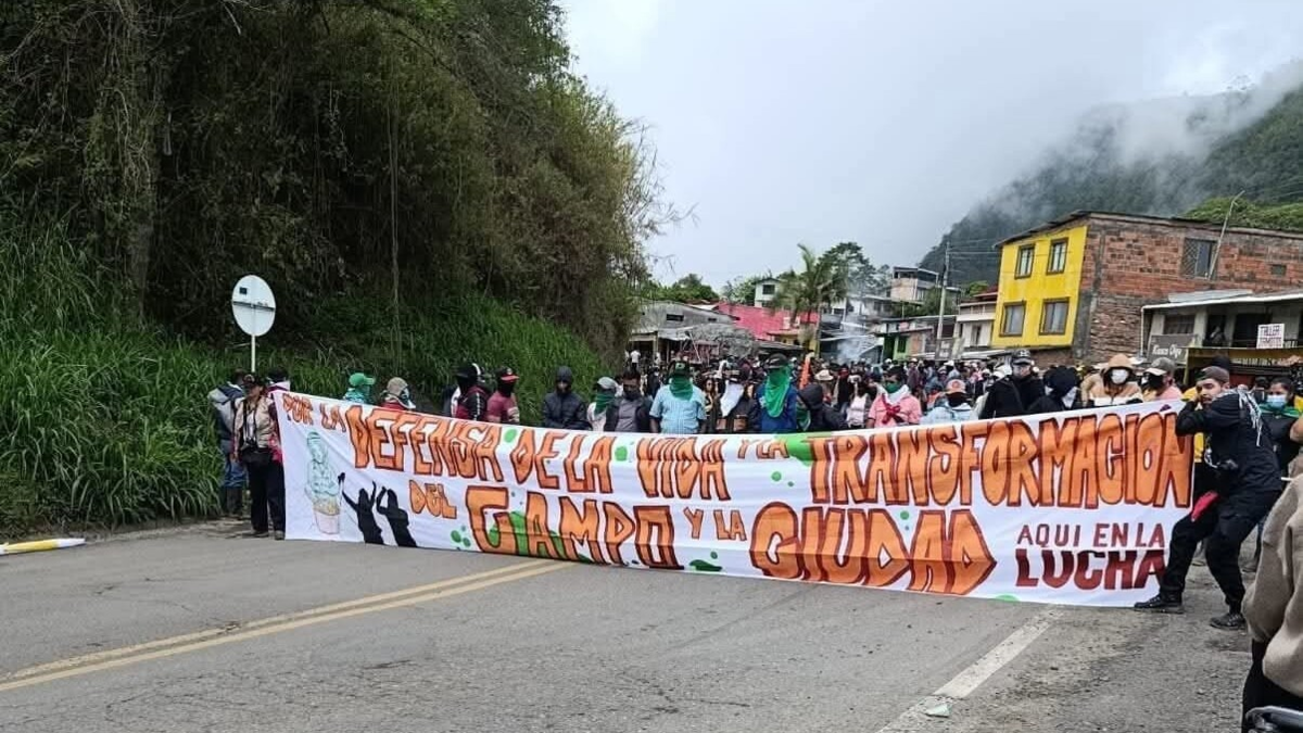 Gremios hacen sonar alarma tras dos días de bloqueos en carretera Panamericana en Cauca; El cruce a Buenaventura en Valle permanece cerrado
 – Ojo critico