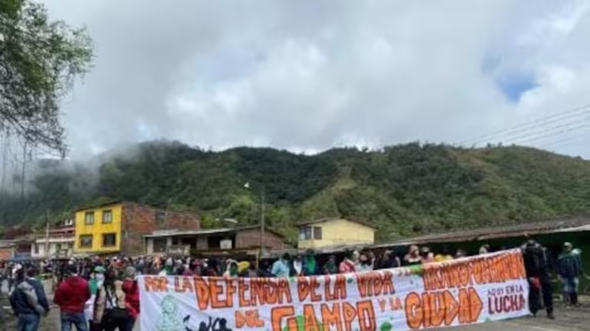 ¿Por qué persiste el bloqueo que mantienen las comunidades campesinas, indígenas y afro del Cauca en la Carretera Panamericana? Los sindicatos alertan de una posible crisis económica
 – Ojo critico