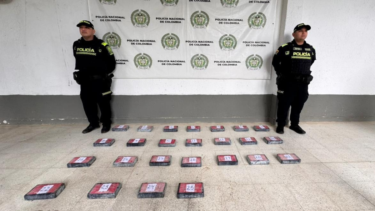 La policía descubrió que llevaba consigo 25 kilogramos de cocaína.
 – Ojo critico