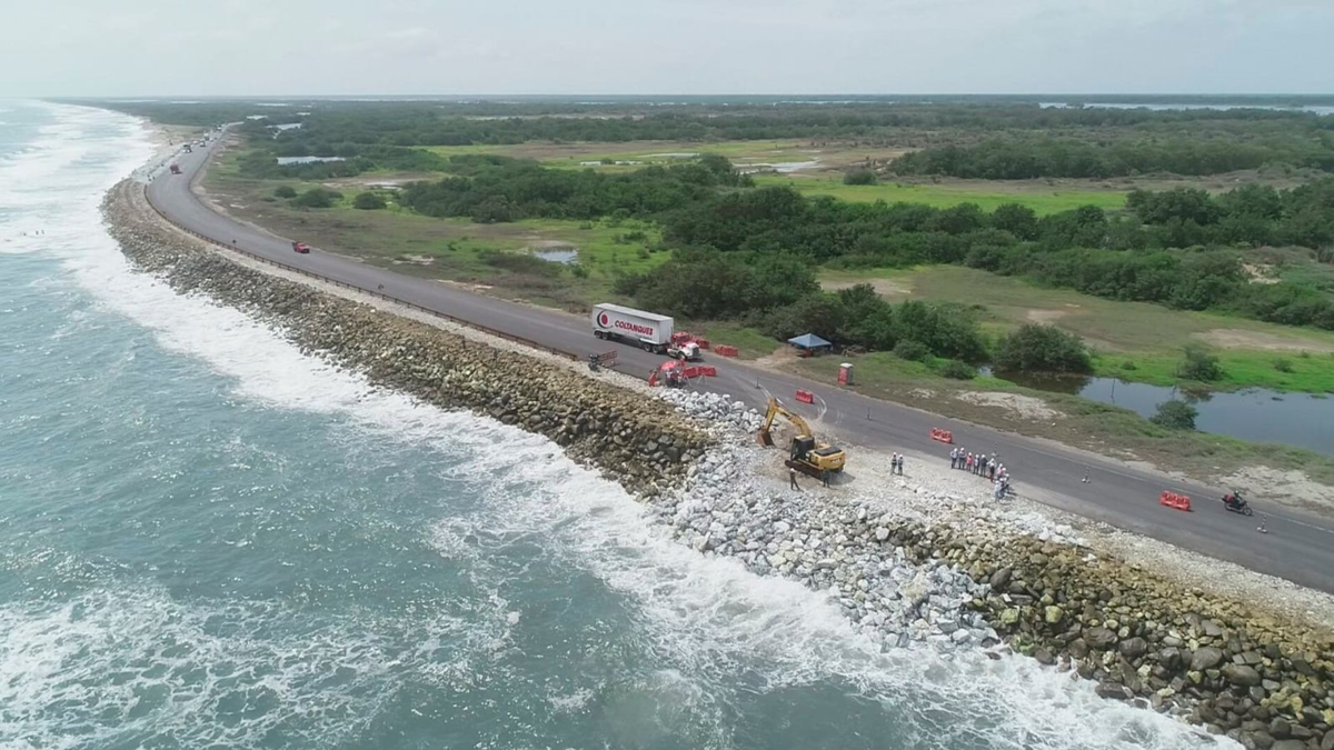 El río y el mar amenazan a las comunidades y la movilidad.
 – Ojo critico