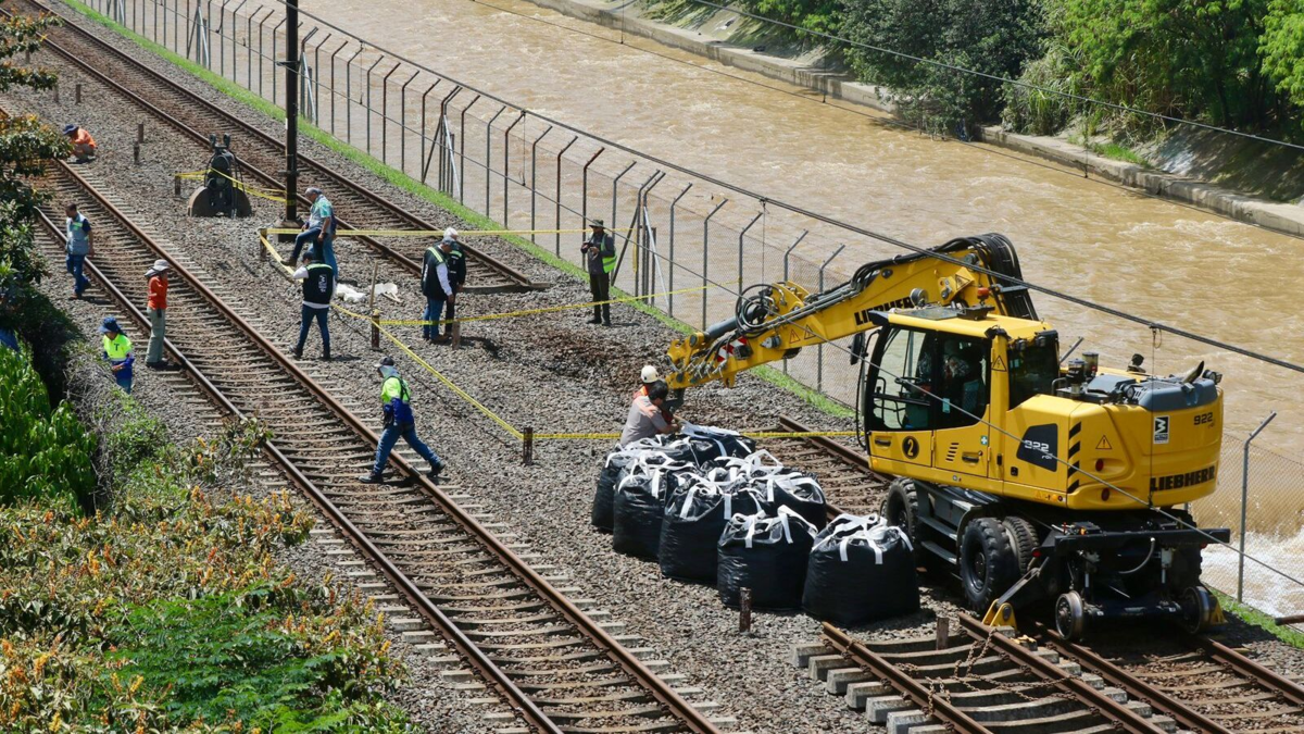 Tiraron 20 toneladas de material al río

 – Ojo critico