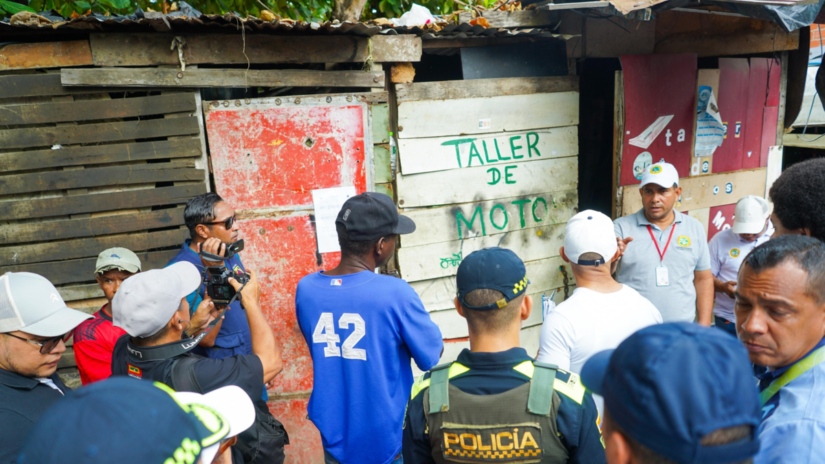 Distrito recupera inmuebles en Chambacú con apoyo del ESMAD para acabar con talleres, comedores y gomerías
 – Ojo critico