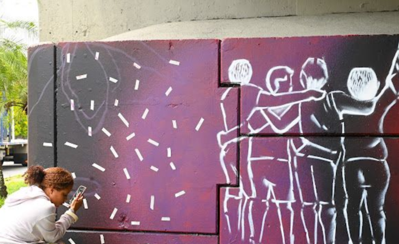 bar América de Cali y la Alcaldía se unieron para pintar el puente con mensajes de paz y de identidad caleña

 – Ojo critico