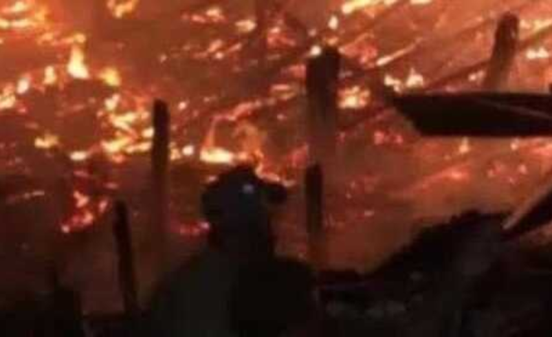 “Las llamas consumieron casa tras casa en medio de total impotencia y los gritos desesperados de sus habitantes”.

 – Ojo critico