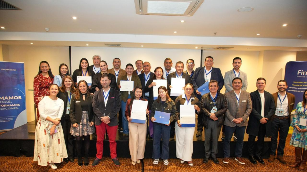 Administración pública y liderazgo – 144 alcaldes y secretarios de país fueron capacitados en estos dos temas
 – Ojo critico