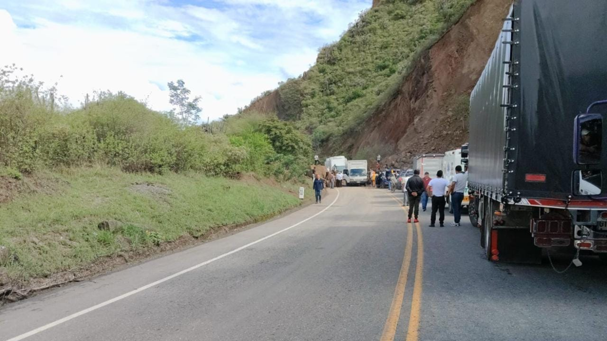 Autoridades cerraron la Carretera Panamericana entre Pasto y Popayán por la caída de piedras gigantes por una fuerte ola invernal
 – Ojo critico
