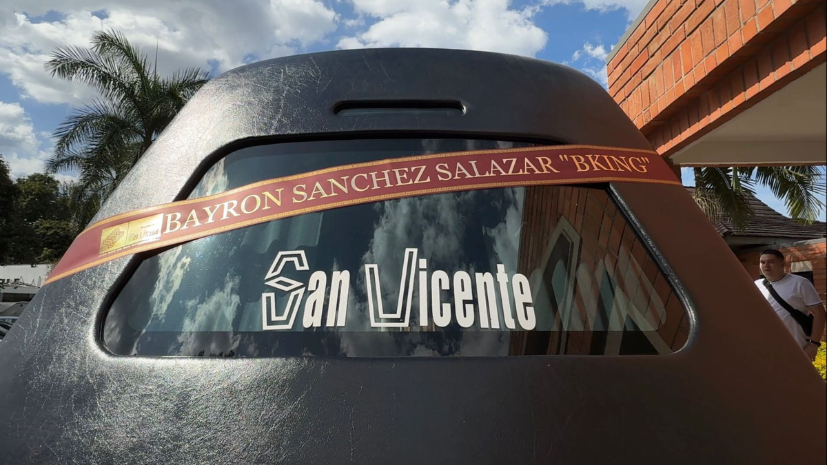 B-King, un artista Paisa asesinado en México, fue liberado en Medellín por su familia y amigos; Eso es lo que dijo su hermana después del funeral
 – Ojo critico