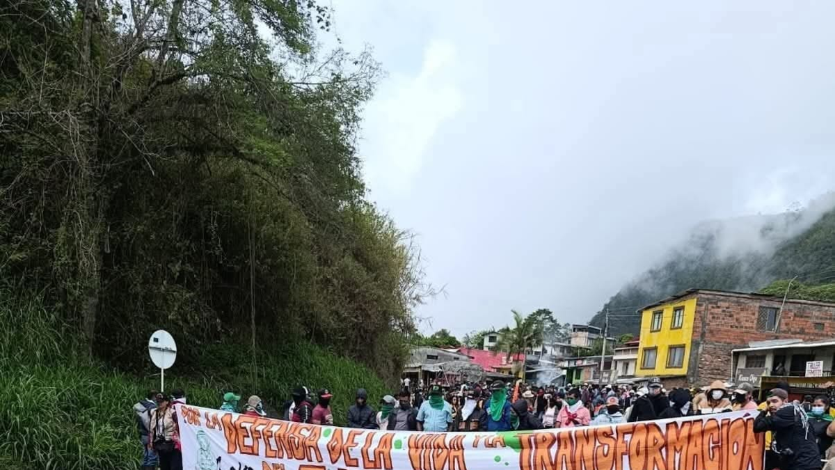 Campesinos, indígenas y afro bloquean la carretera Panamericana: se produce una protesta en la zona de Rosas; ¿Para qué llaman al Gobierno Nacional?
 – Ojo critico