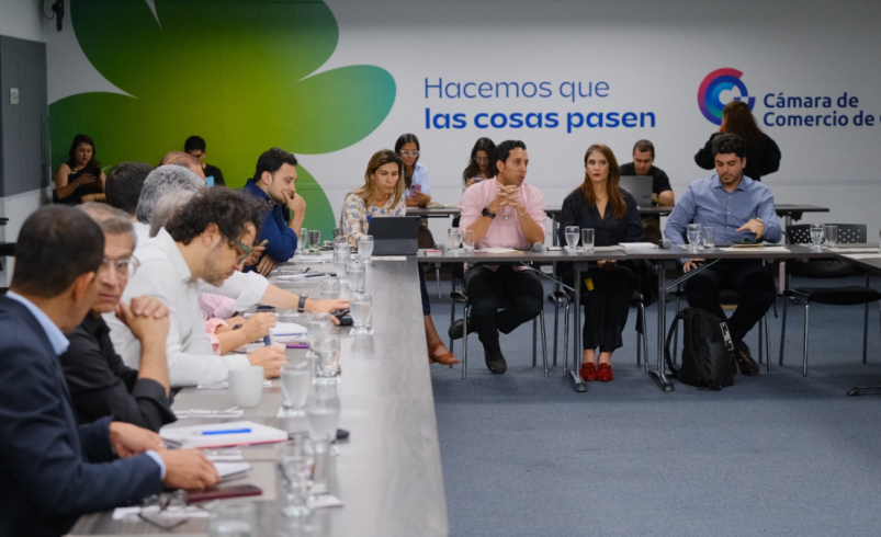 Protestas de sindicatos y congresistas contra el presidente Petro en relación con el proyecto en espera de la firma de un acuerdo.

 – Ojo critico