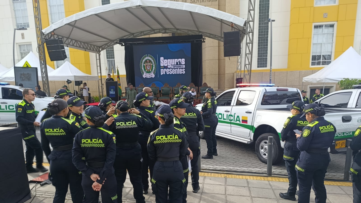 Reforzan la seguridad en Santander dotando de nuevas furgonetas para policías y ejército en 13 municipios de la región
 – Ojo critico