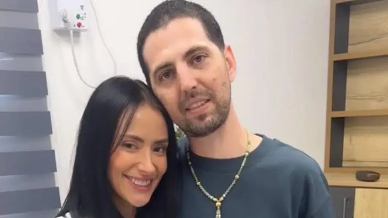 Primera foto de Elkana Bohbot con su esposa tras ser liberado por Hamás
 – Ojo critico