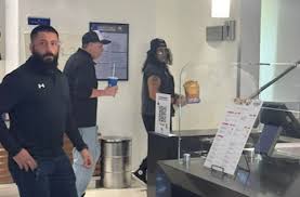 Slash, integrante de Guns n Roses, fue visto en el cine de Colombia
 – Ojo critico