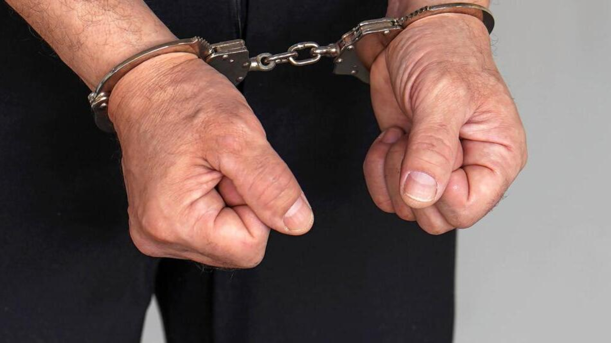 14 años de prisión para un hombre que se hizo pasar por mujer y violó a una menor

 – Ojo critico