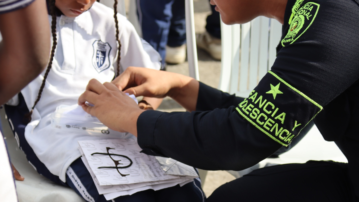 320 estudiantes de Belén Altavista en Medellín fueron acompañados por policías nacionales en procesos de capacitación en materia de prevención y autocuidado

 – Ojo critico