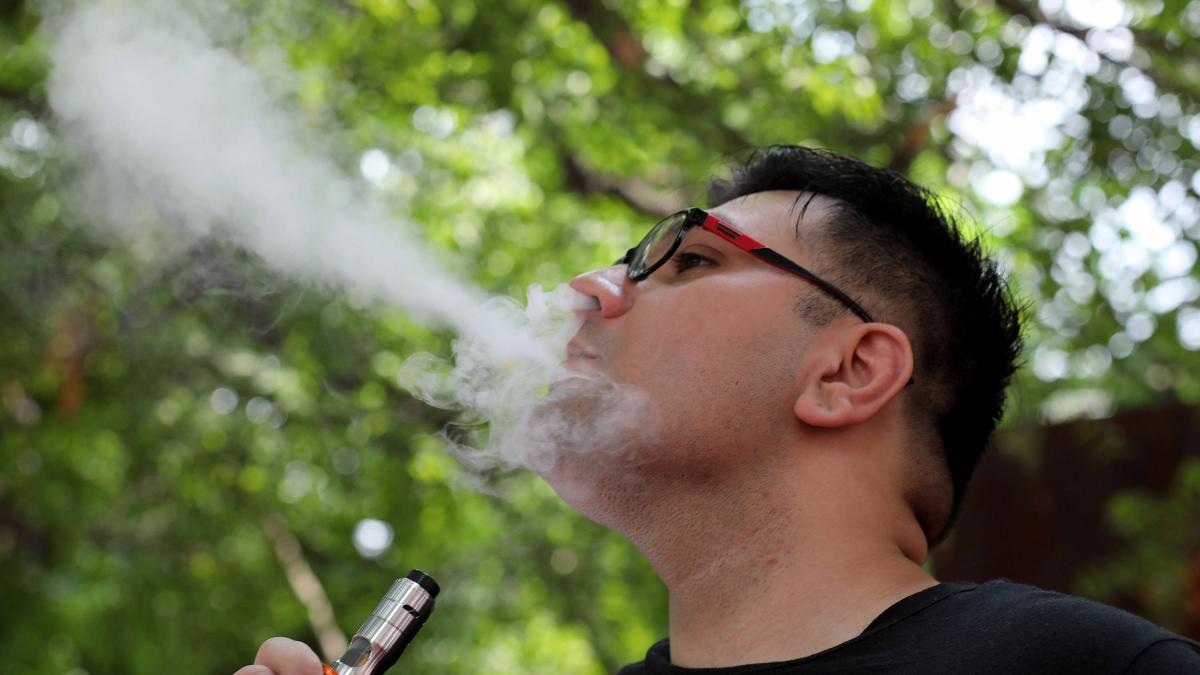 La alcaldía de Medellín prohibió la venta y consumo de vaporizadores y cigarrillos electrónicos en escuelas y universidades y sus alrededores.

 – Ojo critico