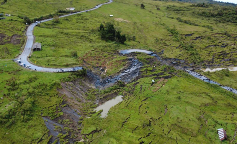 Los gremios convocan tras un desprendimiento de tierra que destruyó una carretera y dejó un enorme cráter entre Landázuri y Barbosa, en Vélez (Santander): 25 caminos cortados

 – Ojo critico