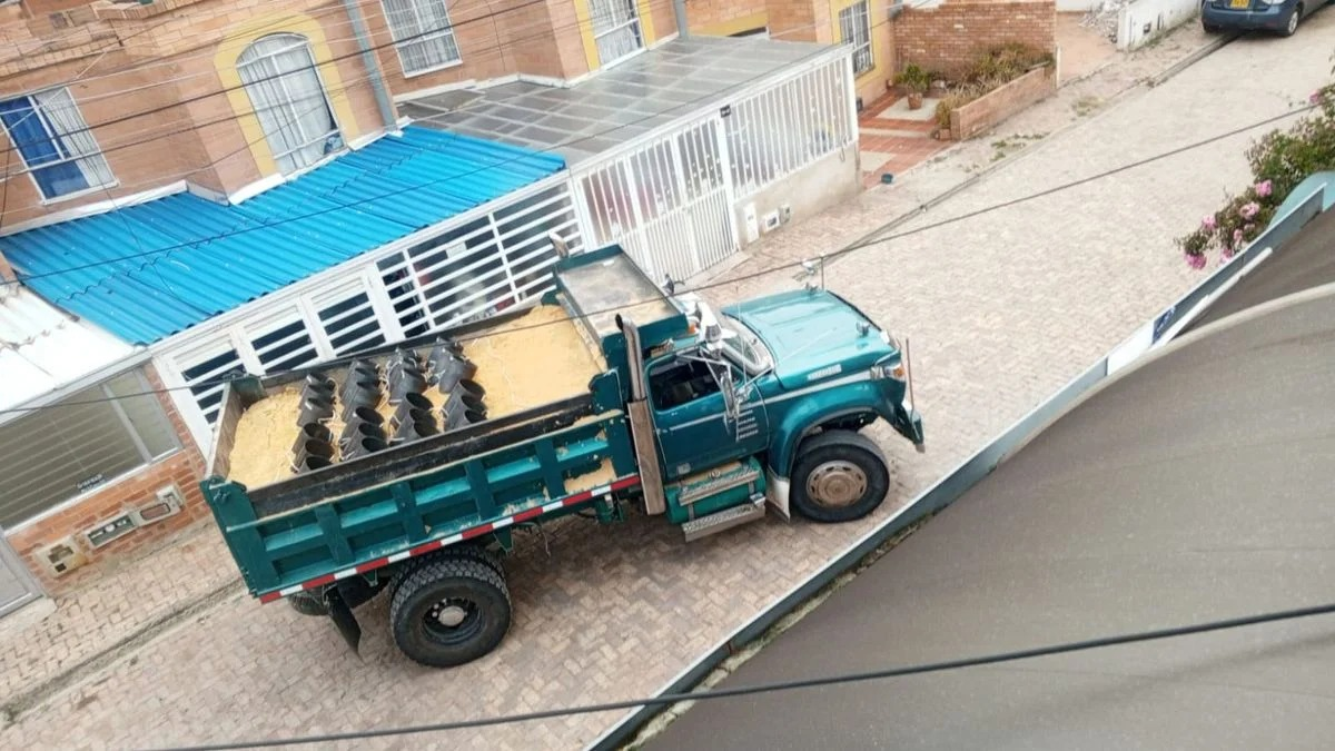 Alarma en Tunja al encontrar camión volquete con plataforma arrojadiza de tatuajes cerca del batallón: ocurre explosión controlada

 – Ojo critico