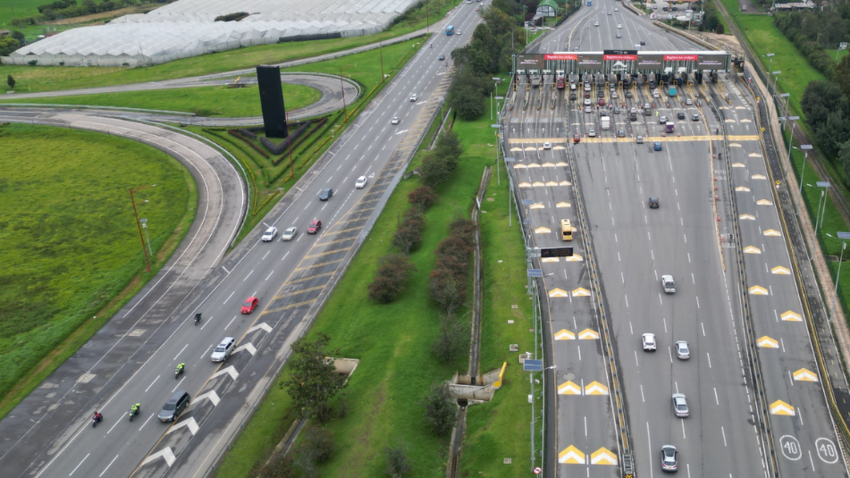 ¡Estén atentos para más información! Deslave bloquea completamente la vía Girardot-Mosquera en el sector El Copial

 – Ojo critico