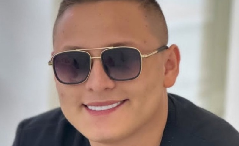 estaba con otra persona

 – Ojo critico