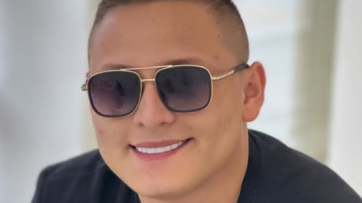 estaba con otra persona

 – Ojo critico