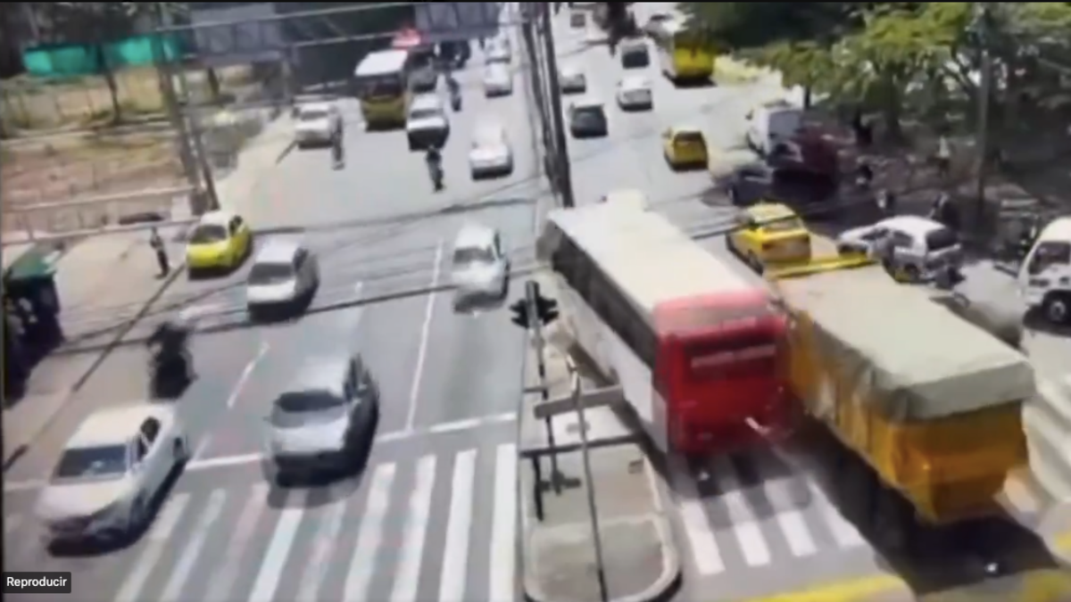 Un camión volquete perdió los frenos y atropelló a 12 vehículos en Medellín

 – Ojo critico