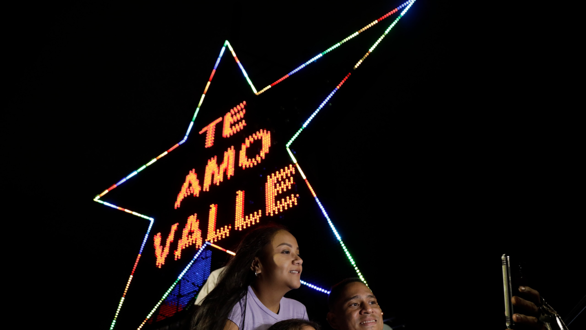 Con mensajes de esperanza se encendieron las luces de La Estrella de Siloé, un espacio que quiere fortalecerse como un punto de referencia para los turistas

 – Ojo critico