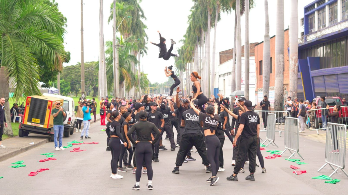 Por temor a la amenaza de las abejas y desperdiciar talento, finalizó el primer día de ensayos en la Feria del Salsódromo de Cali

 – Ojo critico