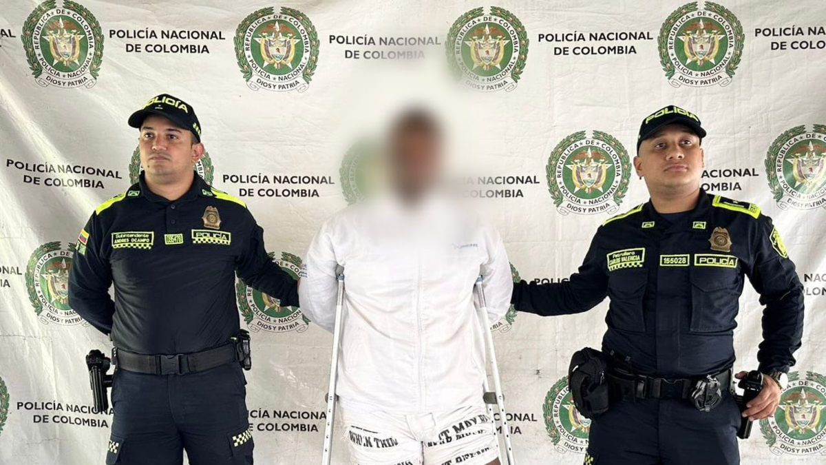 ¿Quién es el hombre que perdió parte de una pierna y que presuntamente suministraba armas y drogas a grupos criminales en un punto de acopio del Valle?

 – Ojo critico